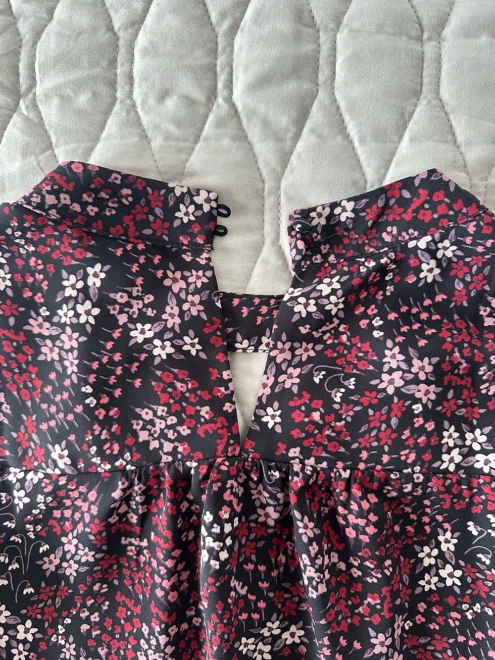 NWOT Ditsy Floral Mock Neck Long Sleeve Flowy Blouse Black Pink Boho Chic Sz L - Picture 3 of 9